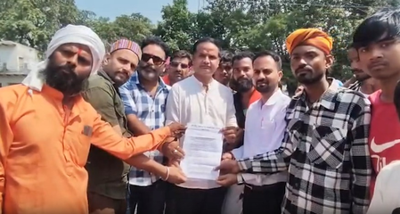 दमोह में गो-हत्या के विरोध में हिंदू संगठनों का ज्ञापन, अवैध मीट दुकानों पर कार्रवाई की मांग दमोह में गो-हत्या के विरोध में हिंदू संगठनों का ज्ञापन, अवैध मीट दुकानों पर कार्रवाई की मांग