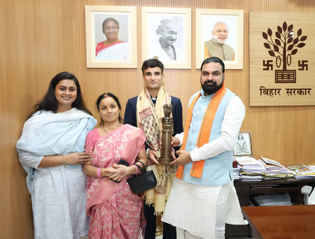 बिहार एशियन गेम्स में कांस्य पदक जीतने वाले बॉबी कुमार को सीएम सम्राट चौधरी ने किया सम्मानित बिहार एशियन गेम्स में कांस्य पदक जीतने वाले बॉबी कुमार को सीएम सम्राट चौधरी ने किया सम्मानित