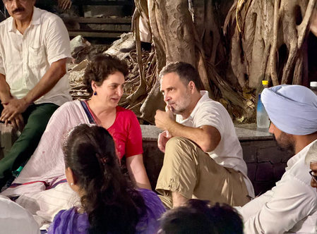 राहुल गांधी और प्रियंका समेत कई नेताओं पर दिल्ली में एफआईआर, आकाशवाणी भवन में जबरन घुसने का आरोप राहुल गांधी और प्रियंका समेत कई नेताओं पर दिल्ली में एफआईआर, आकाशवाणी भवन में जबरन घुसने का आरोप