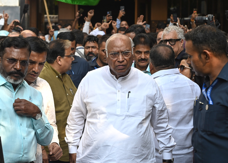परिसीमन विधेयक पर सर्वदलीय बैठक बुलाने के लिए खड़गे ने पीएम मोदी को लिखा पत्र परिसीमन विधेयक पर सर्वदलीय बैठक बुलाने के लिए खड़गे ने पीएम मोदी को लिखा पत्र