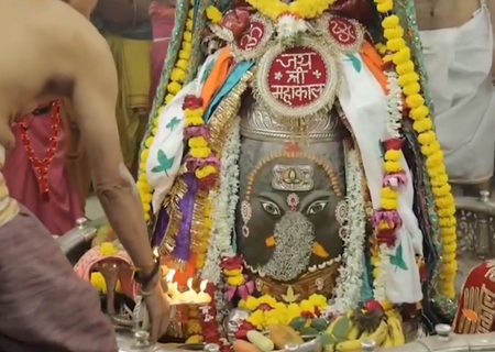 द्वादशी पर गणेश रूप में सजे बाबा महाकाल, भस्म आरती में दर्शन को उमड़ा जनसैलाब द्वादशी पर गणेश रूप में सजे बाबा महाकाल, भस्म आरती में दर्शन को उमड़ा जनसैलाब
