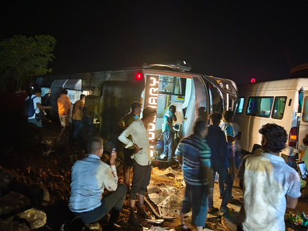 नासिक-अहमदाबाद मार्ग पर बस दुर्घटनाग्रस्त; 2 यात्रियों की मौत और 6 घायल नासिक-अहमदाबाद मार्ग पर बस दुर्घटनाग्रस्त; 2 यात्रियों की मौत और 6 घायल