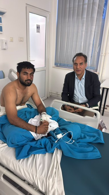 रोमानिया एमवी रोयाद मम्मादोव से बचाए गए तीन भारतीयों से मिले दूतावास के प्रतिनिधि, बोले- हालत स्थिर रोमानिया एमवी रोयाद मम्मादोव से बचाए गए तीन भारतीयों से मिले दूतावास के प्रतिनिधि, बोले- हालत स्थिर