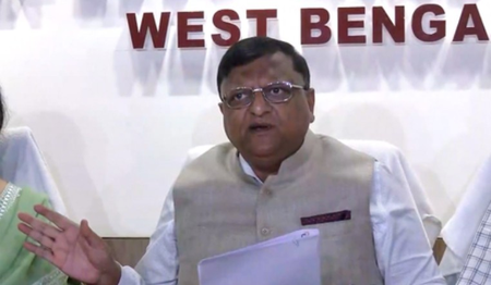 सीईसी विवाद के बीच, पश्चिम बंगाल के मुख्य निर्वाचन अधिकारी कार्यालय ने फॉर्म-6 पर स्पष्टीकरण दिया सीईसी विवाद के बीच, पश्चिम बंगाल के मुख्य निर्वाचन अधिकारी कार्यालय ने फॉर्म-6 पर स्पष्टीकरण दिया