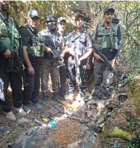 जम्मू-कश्मीर हंदवाड़ा के नागदानार जंगल में आतंकी ठिकाना ध्वस्त, भारी मात्रा में हथियार बरामद