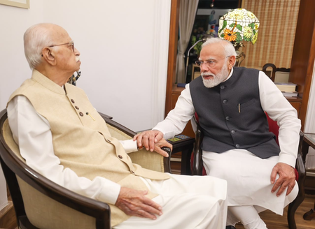 सरकार के प्रमुख के रूप में 25 साल पूरे होने पर पीएम मोदी ने आडवाणी से लिया आशीर्वाद, कहा- उनकी महत्वपूर्ण भूमिका रही सरकार के प्रमुख के रूप में 25 साल पूरे होने पर पीएम मोदी ने आडवाणी से लिया आशीर्वाद, कहा- उनकी महत्वपूर्ण भूमिका रही