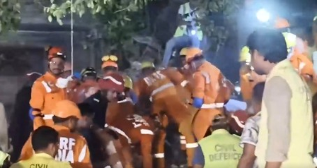 सीमापुरी इमारत हादसा एक की मौत, सात को बचाया गया सीमापुरी इमारत हादसा एक की मौत, सात को बचाया गया