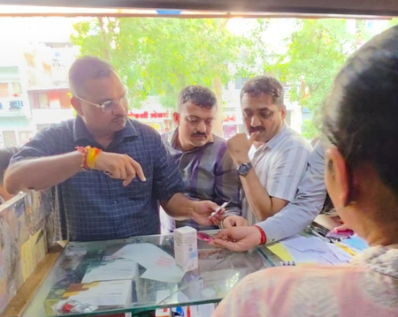 बिना प्रिस्क्रिप्शन के बेच रहे थे दवा, सूरत में दो मेडिकल स्टोर पर छापा, 18 हजार से ज्यादा टैबलेट जब्त बिना प्रिस्क्रिप्शन के बेच रहे थे दवा, सूरत में दो मेडिकल स्टोर पर छापा, 18 हजार से ज्यादा टैबलेट जब्त
