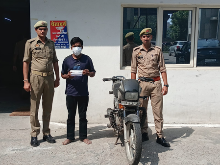 नोएडा चेन स्नैचिंग के मामले में वांछित आरोपी गिरफ्तार, चोरी की बाइक और चाकू समेत नकद बरामद