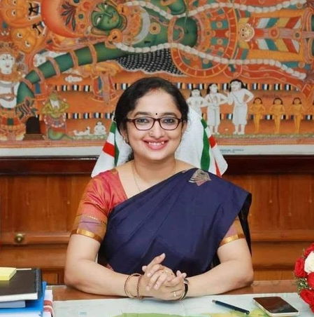 केरल की आईएएएस अधिकारी ने कचरा प्रबंधन प्रोजेक्ट्स को लेकर चल रहे विवाद के बीच आपसी खींचतान से किया इनकार केरल की आईएएएस अधिकारी ने कचरा प्रबंधन प्रोजेक्ट्स को लेकर चल रहे विवाद के बीच आपसी खींचतान से किया इनकार