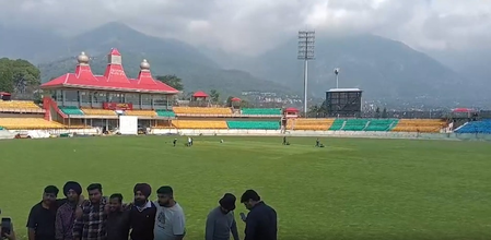 वीकेंड से पहले धर्मशाला में उमड़े पर्यटक, त्रियुंड ट्रेक और पैराग्लाइडिंग का ले रहे लुत्फ वीकेंड से पहले धर्मशाला में उमड़े पर्यटक, त्रियुंड ट्रेक और पैराग्लाइडिंग का ले रहे लुत्फ