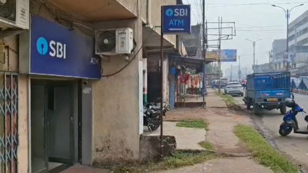 धनबाद एसबीआई एटीएम में कैश स्लॉट पर मिली संदिग्ध प्लेट, एसएसपी ने बैंकों को किया अलर्ट धनबाद एसबीआई एटीएम में कैश स्लॉट पर मिली संदिग्ध प्लेट, एसएसपी ने बैंकों को किया अलर्ट