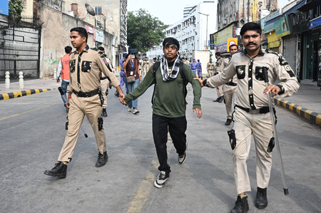 दीपावली के पीक सीजन में विरोध-प्रदर्शनों से कारोबार प्रभावित, व्यापारी बोले-कनॉट प्लेस प्रदर्शन मुक्त हो