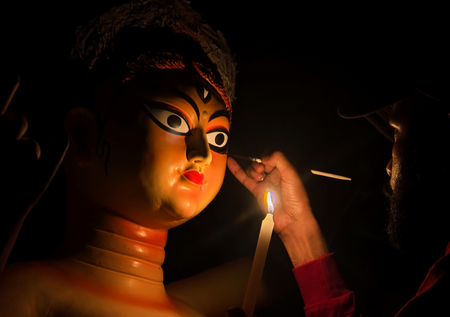 शारदीय नवरात्र स्पेशल कैसे बनती है मां दुर्गा की मूर्ति, जानिए गंगा माटी से लेकर चक्षुदान तक का रहस्य शारदीय नवरात्र स्पेशल कैसे बनती है मां दुर्गा की मूर्ति, जानिए गंगा माटी से लेकर चक्षुदान तक का रहस्य