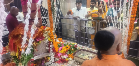 शारदीय नवरात्रि 2026 प्रयागराज के प्रसिद्ध दशाश्वमेध घाट और शक्ति पीठ आलोक शंकरी में उमड़ी भक्तों की अपार भीड़ शारदीय नवरात्रि 2026 प्रयागराज के प्रसिद्ध दशाश्वमेध घाट और शक्ति पीठ आलोक शंकरी में उमड़ी भक्तों की अपार भीड़
