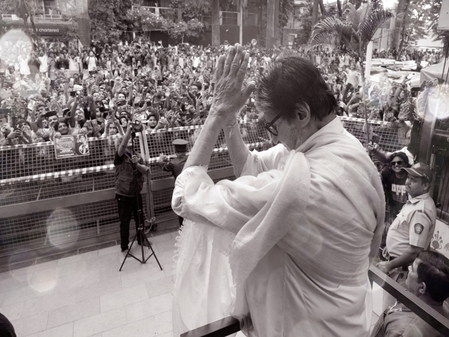 अमिताभ बच्चन ने जलसा गेट पर इंतजार कर रहे ईएफ फैमिली से मांगी माफी, कहा- जल्द मिलेंगे अमिताभ बच्चन ने जलसा गेट पर इंतजार कर रहे ईएफ फैमिली से मांगी माफी, कहा- जल्द मिलेंगे