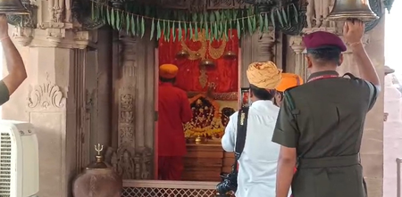 राजस्थान मेहरानगढ़ दुर्ग स्थित मां चामुंडा मंदिर में आस्था का अपार सैलाब, मारवाड़ के लोग मानते हैं अपनी कुलदेवी राजस्थान मेहरानगढ़ दुर्ग स्थित मां चामुंडा मंदिर में आस्था का अपार सैलाब, मारवाड़ के लोग मानते हैं अपनी कुलदेवी