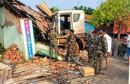 झारखंड बोकारो में दुकानों में घुसा अनियंत्रित ट्रेलर, दो लोगों की मौत, चार घायल झारखंड बोकारो में दुकानों में घुसा अनियंत्रित ट्रेलर, दो लोगों की मौत, चार घायल