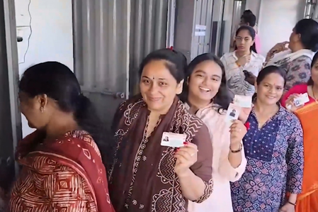 गांधीनगर निगम चुनाव के लिए मतदान शुरू, पोलिंग बूथों पर सुबह से लगी मतदाताओं की कतार गांधीनगर निगम चुनाव के लिए मतदान शुरू, पोलिंग बूथों पर सुबह से लगी मतदाताओं की कतार