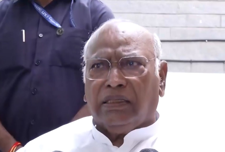 मल्लिकार्जुन खड़गे का सरकार पर तंज, बोले- देश में अघोषित इमरजेंसी जैसे हालात; सीजीआई से मिलेगा प्रतिनिधिमंडल मल्लिकार्जुन खड़गे का सरकार पर तंज, बोले- देश में अघोषित इमरजेंसी जैसे हालात; सीजीआई से मिलेगा प्रतिनिधिमंडल