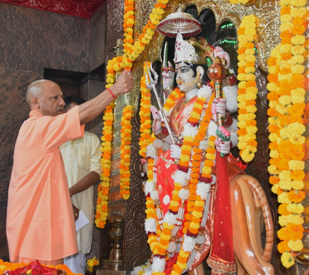 नवरात्रि पर मां पाटेश्वरी के दरबार पहुंचे सीएम योगी, खिलाड़ियों और मेधावी बच्चों को किया सम्मानित