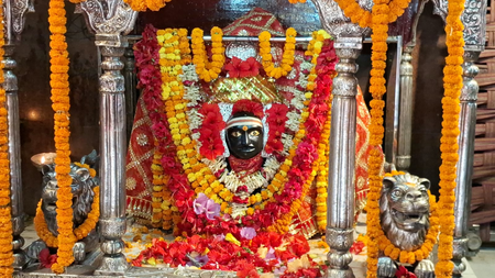बिहार  नवरात्रि पर थावे दुर्गा मंदिर में उमड़ा आस्था का सैलाब, मां सिंहासिनी के दर्शन को पहुंचे हजारों श्रद्धालु