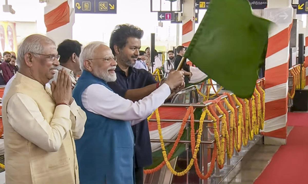 पीएम मोदी और सीएम विजय ने चेन्नई मेट्रो के दूसरे चरण के नेटवर्क पर पहली ट्रेन को दिखाई हरी झंडी, छात्रों से की बात पीएम मोदी और सीएम विजय ने चेन्नई मेट्रो के दूसरे चरण के नेटवर्क पर पहली ट्रेन को दिखाई हरी झंडी, छात्रों से की बात