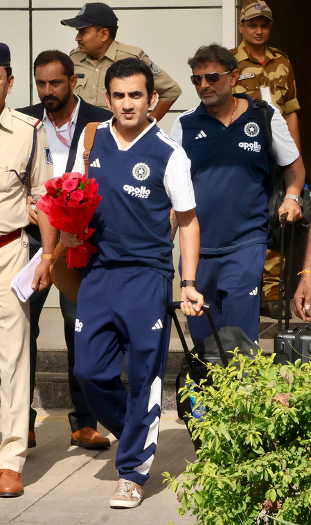 तीसरे टी20 से पहले महाकालेश्वर मंदिर पहुंचे गौतम गंभीर और सितांशु कोटक, बाबा महाकाल का लिया आशीर्वाद तीसरे टी20 से पहले महाकालेश्वर मंदिर पहुंचे गौतम गंभीर और सितांशु कोटक, बाबा महाकाल का लिया आशीर्वाद