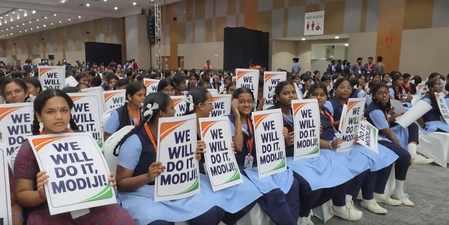 चेन्नई में छात्रों ने किया पीएम मोदी का स्वागत, विकसित भारत बनाने का लिया संकल्प चेन्नई में छात्रों ने किया पीएम मोदी का स्वागत, विकसित भारत बनाने का लिया संकल्प