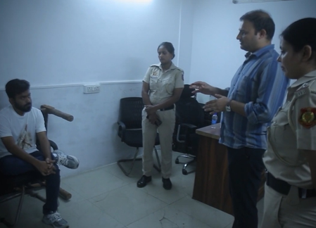 दिल्ली पुलिस ने सीजेपी के आरोपों का किया खंडन, अभिजीत दिपके की दादी के निधन पर मदद की पेशकश का वीडियो जारी दिल्ली पुलिस ने सीजेपी के आरोपों का किया खंडन, अभिजीत दिपके की दादी के निधन पर मदद की पेशकश का वीडियो जारी