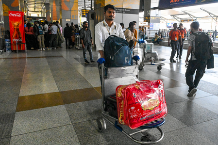 अमृतसर एयरपोर्ट के पास दिखे संदिग्ध ड्रोन, तीन उड़ानें डायवर्ट, कुछ देर रोका गया रनवे ऑपरेशन अमृतसर एयरपोर्ट के पास दिखे संदिग्ध ड्रोन, तीन उड़ानें डायवर्ट, कुछ देर रोका गया रनवे ऑपरेशन