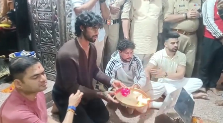बाबा महाकाल के दरबार पहुंचे क्रिकेटर कुलदीप यादव व तिलक वर्मा, नंदी हॉल में 2 घंटे बैठकर किए भस्म आरती के दर्शन बाबा महाकाल के दरबार पहुंचे क्रिकेटर कुलदीप यादव व तिलक वर्मा, नंदी हॉल में 2 घंटे बैठकर किए भस्म आरती के दर्शन