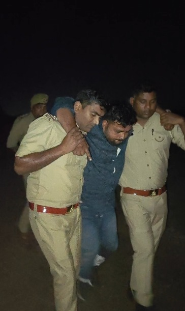 मेरठ में हिस्ट्रीशीटर बदमाश से पुलिस मुठभेड़, पैर में गोली लगने के बाद गिरफ्तार मेरठ में हिस्ट्रीशीटर बदमाश से पुलिस मुठभेड़, पैर में गोली लगने के बाद गिरफ्तार