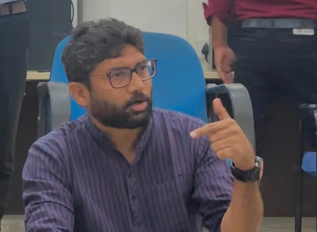 गुजरात थाने में हंगामे को लेकर कांग्रेस विधायक जिग्नेश मेवाणी के खिलाफ एफआईआर दर्ज गुजरात थाने में हंगामे को लेकर कांग्रेस विधायक जिग्नेश मेवाणी के खिलाफ एफआईआर दर्ज