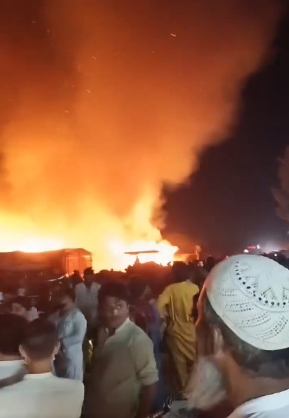 पाकिस्तान इमरजेंसी लगने के बाद खैबर पख्तूनख्वा में हिंसा बढ़ी, गवर्नर हाउस को लगाई गई आग पाकिस्तान इमरजेंसी लगने के बाद खैबर पख्तूनख्वा में हिंसा बढ़ी, गवर्नर हाउस को लगाई गई आग