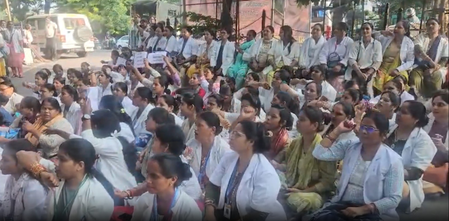 समान वेतन और स्थायी नौकरी की मांग को लेकर एएनएम कर्मचारियों ने ब्रजेश पाठक के घर का किया घेराव समान वेतन और स्थायी नौकरी की मांग को लेकर एएनएम कर्मचारियों ने ब्रजेश पाठक के घर का किया घेराव