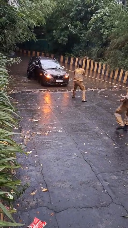 नोएडा के सेक्टर-95 अंडरपास में चार से पांच फीट पानी में फंसी कार, शीशा तोड़कर बाहर निकले लोग नोएडा के सेक्टर-95 अंडरपास में चार से पांच फीट पानी में फंसी कार, शीशा तोड़कर बाहर निकले लोग