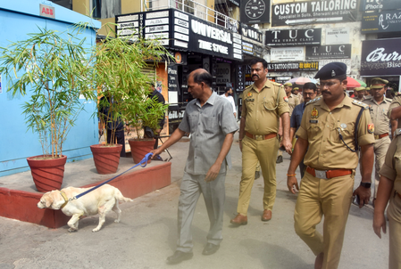 नोएडा में एक दर्जन के करीब स्कूलों को बम से उड़ाने की धमकी, पुलिस अलर्ट; जांच में जुटी टीमें नोएडा में एक दर्जन के करीब स्कूलों को बम से उड़ाने की धमकी, पुलिस अलर्ट; जांच में जुटी टीमें