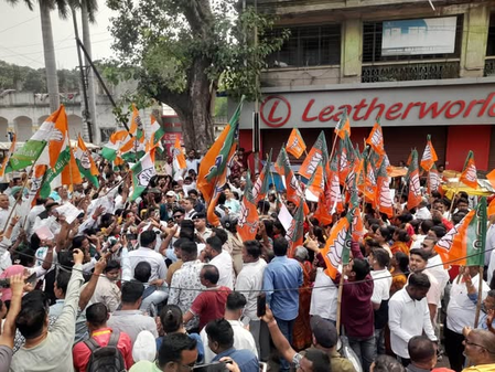 जमशेदपुर में भाजपा-कांग्रेस कार्यकर्ताओं में हिंसक झड़प, पथराव में 10 से अधिक घायल