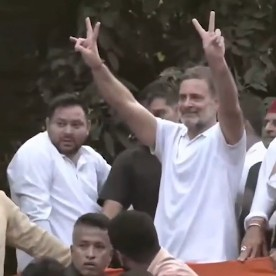 राहुल गांधी के साथ विपक्षी दलों के नेताओं का मार्च, ट्रक पर अखिलेश-तेजस्वी भी रहे सवार राहुल गांधी के साथ विपक्षी दलों के नेताओं का मार्च, ट्रक पर अखिलेश-तेजस्वी भी रहे सवार