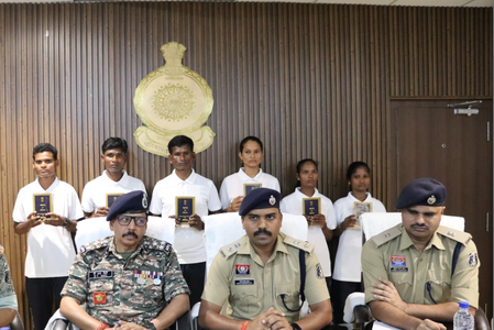 छत्तीसगढ़ बीजापुर में 35 लाख के इनामी छह नक्सलियों ने छोड़ा हिंसा का रास्ता, मुख्यधारा में लौटे छत्तीसगढ़ बीजापुर में 35 लाख के इनामी छह नक्सलियों ने छोड़ा हिंसा का रास्ता, मुख्यधारा में लौटे