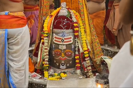 बाबा महाकाल का राजा स्वरूप में भव्य शृंगार, भस्म आरती में बड़ी संख्या में शामिल हुए श्रद्धालु बाबा महाकाल का राजा स्वरूप में भव्य शृंगार, भस्म आरती में बड़ी संख्या में शामिल हुए श्रद्धालु
