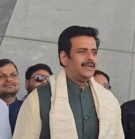 भाजपा को हराने में असफल, अब विरोध प्रदर्शन कर जनता को कर रहे परेशान रवि किशन