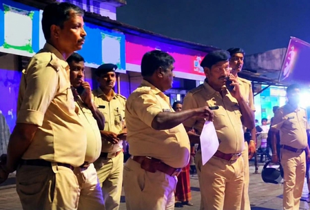 जमशेदपुर में मंदिर के पास कचरे के ढेर में बोरे में मिला मांस, गुस्साए लोगों ने किया विरोध प्रदर्शन जमशेदपुर में मंदिर के पास कचरे के ढेर में बोरे में मिला मांस, गुस्साए लोगों ने किया विरोध प्रदर्शन