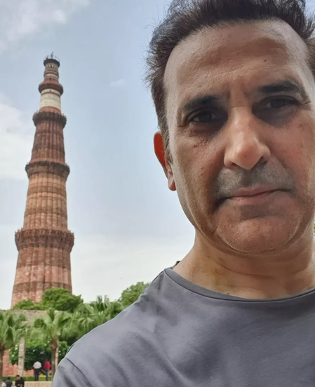 जब डीडीएलजे के सेट पर शाहरुख खान बने परमीत सेठी के टीचर जब डीडीएलजे के सेट पर शाहरुख खान बने परमीत सेठी के टीचर