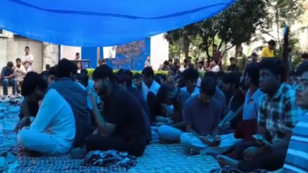 छात्र की मौत के बाद रांची आईआईआईटी में लगातार तीसरे दिन प्रदर्शन, निदेशक को हटाने की मांग छात्र की मौत के बाद रांची आईआईआईटी में लगातार तीसरे दिन प्रदर्शन, निदेशक को हटाने की मांग