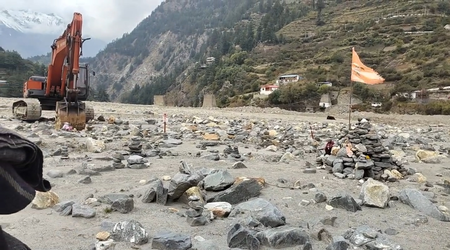 उत्तरकाशी कल्पकेदार मंदिर के अस्तित्व को बचाने के लिए ग्रामीणों ने शुरू की खुदाई उत्तरकाशी कल्पकेदार मंदिर के अस्तित्व को बचाने के लिए ग्रामीणों ने शुरू की खुदाई