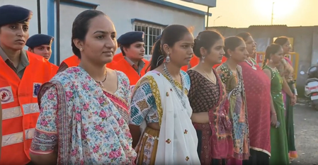 वडोदरा में गरबा पंडालों में महिलाओं की सुरक्षा के लिए शी टीम पारंपरिक कपड़ों में तैनात, डीसीपी मंजीता वंजारा कर रहीं निगरानी वडोदरा में गरबा पंडालों में महिलाओं की सुरक्षा के लिए शी टीम पारंपरिक कपड़ों में तैनात, डीसीपी मंजीता वंजारा कर रहीं निगरानी