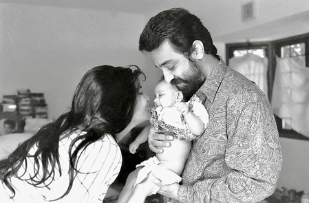 माता-पिता के साथ फोटो शेयर कर अभिनेत्री अक्षरा हासन ने कहा- यहां जन्म लेने के लिए आभारी हूं माता-पिता के साथ फोटो शेयर कर अभिनेत्री अक्षरा हासन ने कहा- यहां जन्म लेने के लिए आभारी हूं