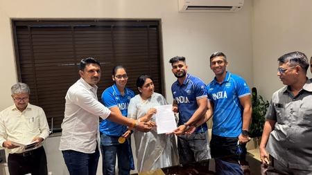 महाराष्ट्र सरकार से मिली इनामी राशि से असंतुष्ट कबड्डी के गोल्ड मेडलिस्ट खिलाड़ी, खेल मंत्री सुनेत्रा पवार को सौंपा ज्ञापन महाराष्ट्र सरकार से मिली इनामी राशि से असंतुष्ट कबड्डी के गोल्ड मेडलिस्ट खिलाड़ी, खेल मंत्री सुनेत्रा पवार को सौंपा ज्ञापन